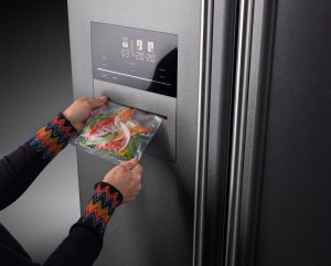 Mit diesem XL-Frischecenter kann man nicht nur auf hohem Niveau kühlen und gefrieren, sondern auch Lebensmittel im Handumdrehen vakuumieren. Dazu ist die freistehende Premium-Side-by-Side-Kombination mit einer zusätzlichen, integrierten Vakuumier-Funktion ausgestattet. (Foto: AMK)