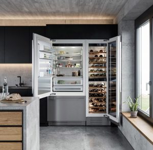 Kombinieren liegt im Trend, wie diese Luxus-Modelle zum Kühlen, Gefrieren und Weintemperieren zeigen. Die Kombi verfügt über einen integrierten IceMaker – im Weinschrank lagern edle Tropfen in zwei Klimazonen. (Foto: AMK) 